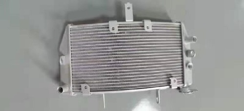 Alumiiniumist mootorratta radiaator